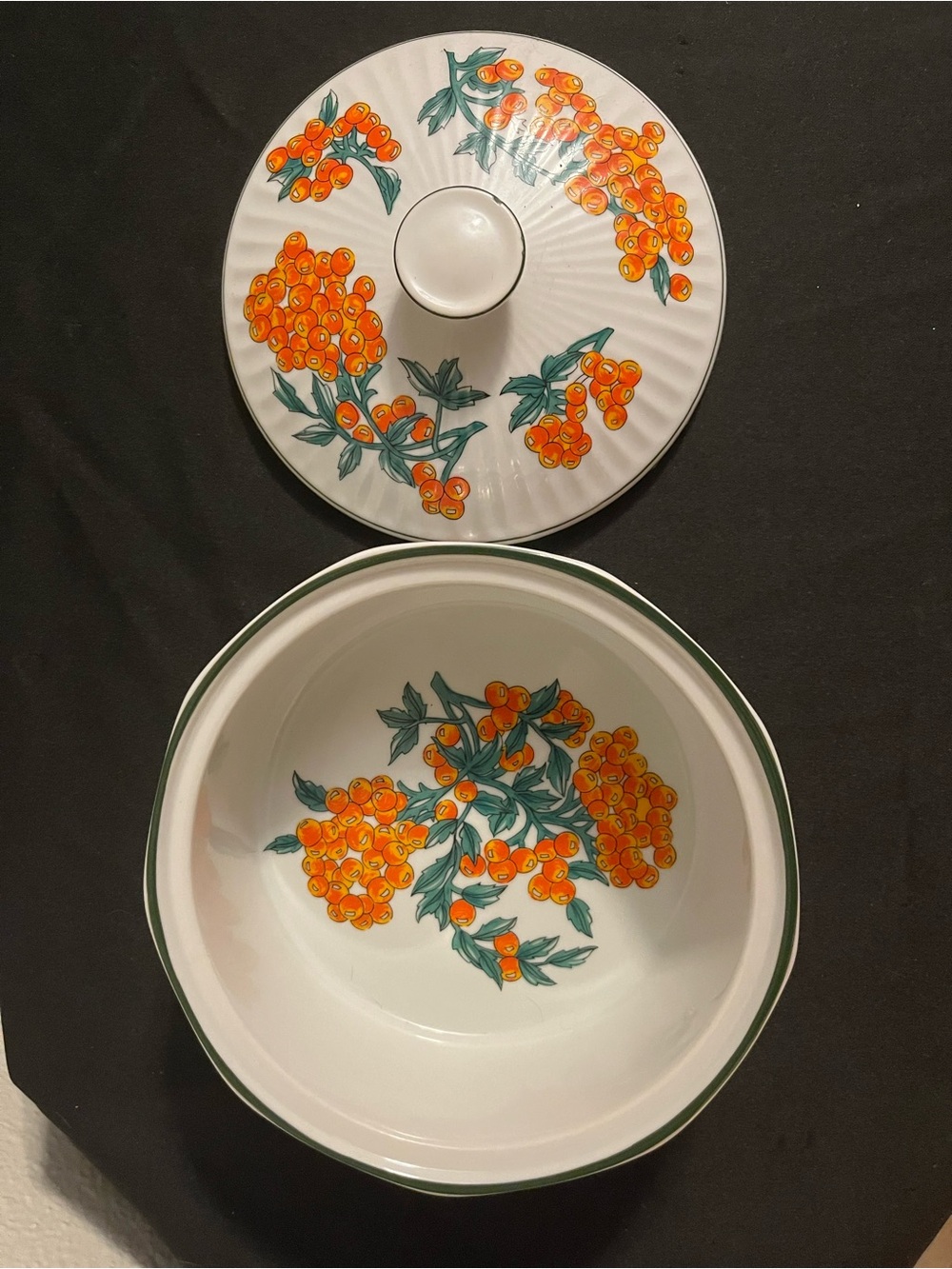 Vintage Berry Patch by New Trends Collection Small Casserole Dish with Lid